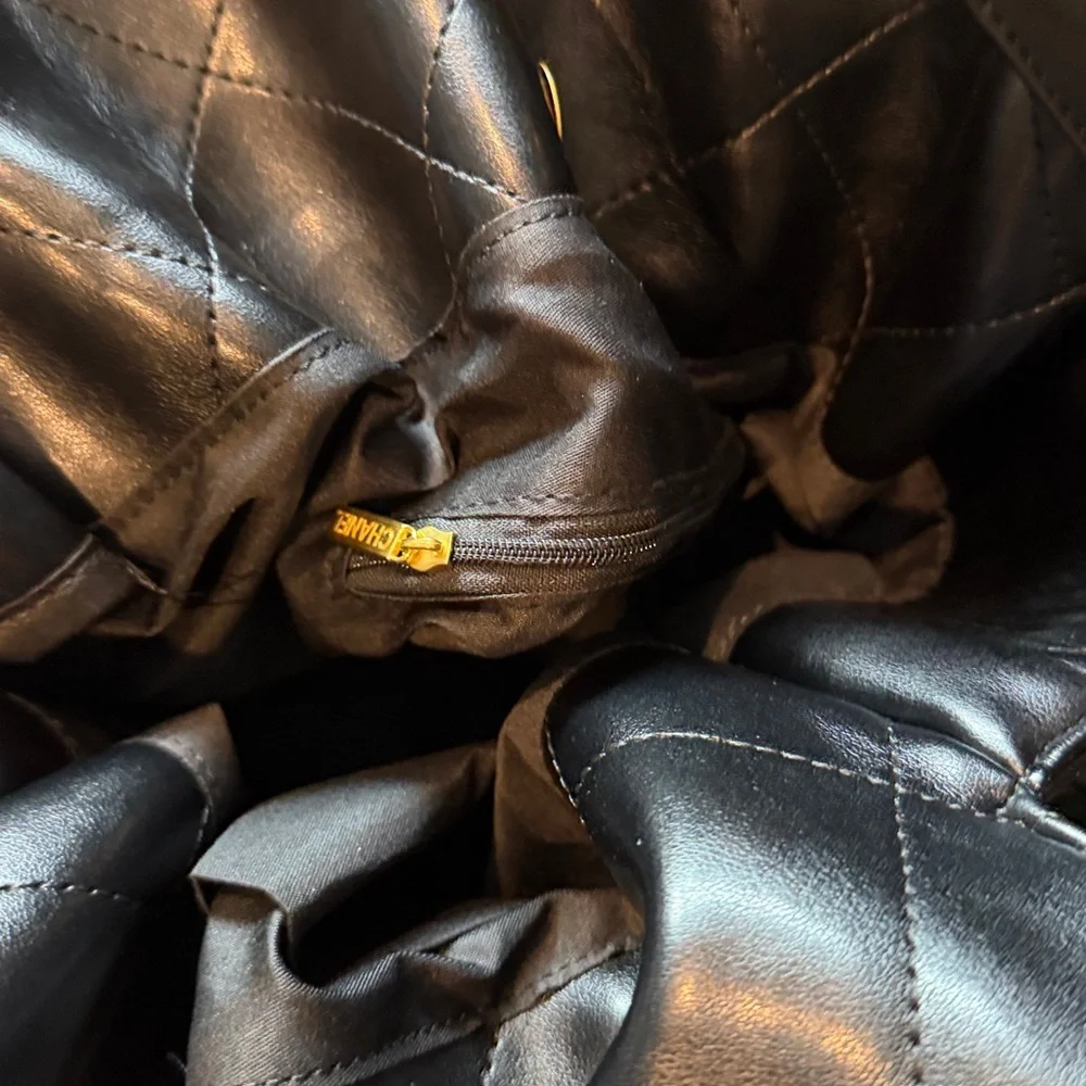 Quilted Black Leather Shoulder Bag with Gold Chain Accent - Picture 4 of 7